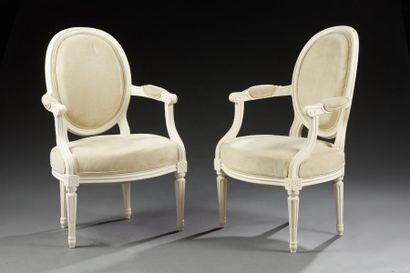 null Une paire de fauteuils cabriolet a dossier medaillon de style Louis XVI en bois...