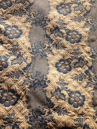 null Paire de rideaux en jacquard à fond crème et motifs de fleurs et de rayures...