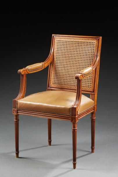null Une paire de fauteuils de bureau a dossier carré de style Louis XVI en bois...
