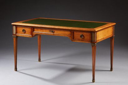 null Mailfert Amos Collection.

Un bureau plat de style Louis XVI en merisier, ouvrant...