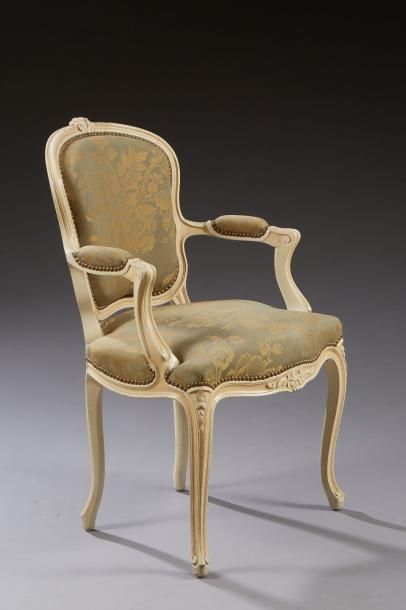 null Fauteuil cabriolet de style Louis XV en bois laqué blanc à décor sculpté et...