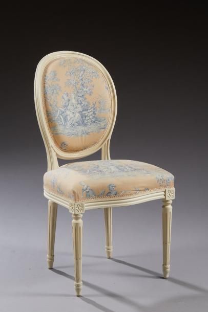 null Chaise de style Louis XVI en bois laqué blanc à dossier médaillon reposant sur...