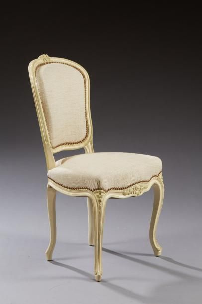 null Chaise de style Louis XV en bois laqué blanc rechampi vert à décor mouluré et...