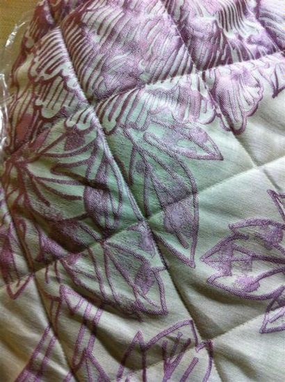 null Un dessus de lit en soie grise brodée de fleurs mauves.

Dimension du couchage...