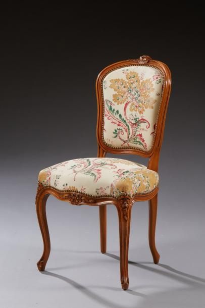 null Chaise en bois naturel sculpté de style Louis XV de fleurettes, reposant sur...