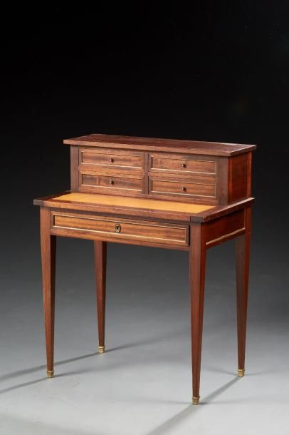 null Un petit bureau à gradin de style Louis XVI, en placage d'acajou, ouvrant par...