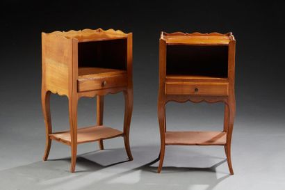 null Une paire de tables de chevet en bois naturel de style Louis XV, ouvrant par...