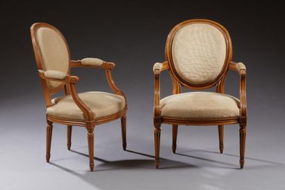 null Paire de fauteuils à dossiers médaillons de style Louis XVI en bois naturel...