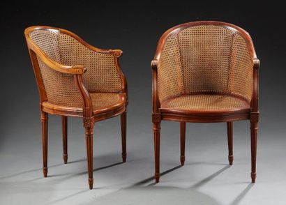 null Une paire de fauteuils de bureau de style Louis XVI en bois naturel garnis à...