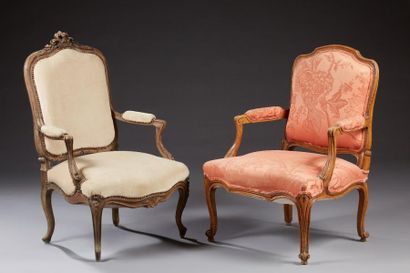 null Deux fauteuils à dos plat de style Louis XV en bois naturel mouluré et sculpté...