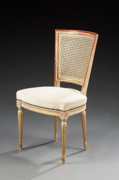 null Une chaise de style Louis XVI, en bois laqué et rehauts dorés. L'assise garnie...