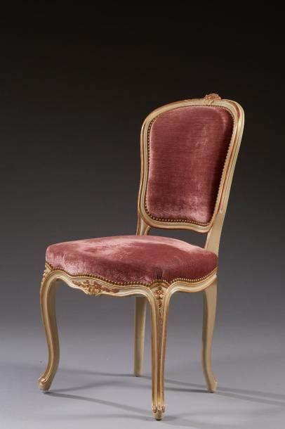 null Chaise de style Louis XV, en bois laqué beige rechampi doré, sculptée de fleurettes....