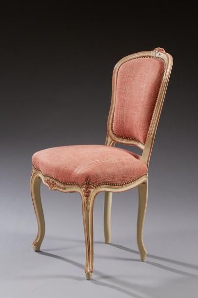 null Chaise de style Louis XV en bois laqué blanc rechampi rose à décor sculpté et...