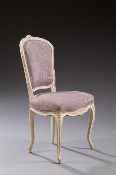 null Chaise de style Louis XV en bois laqué blanc rechampi mauve à décor mouluré...