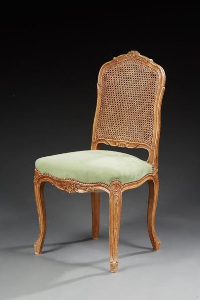 null Une chaise de style Louis XV en bois laqué. L'assise garnie d'alcantara amande...
