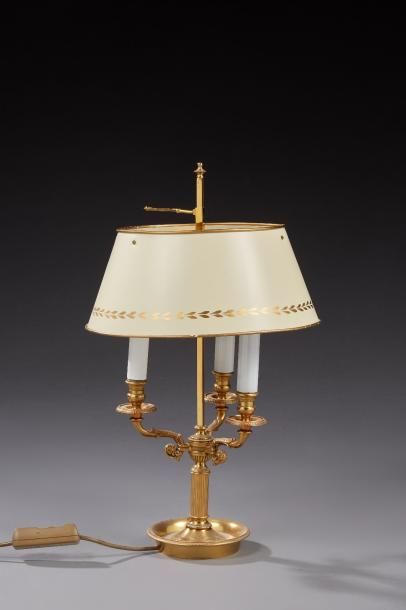 null Une lampe bouillotte de style Empire à trois lumières en métal doré et abat...
