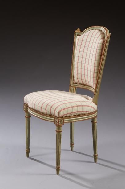 null Chaise de style Louis XVI en bois laqué gris rechampi or à décor mouluré et...