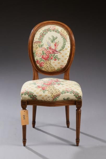 Chaise de style Louis XVI en bois naturel...