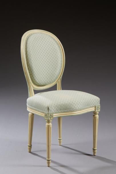 null Chaise de style Louis XVI en bois laqué blanc rechampi bleu, pieds fuselés et...