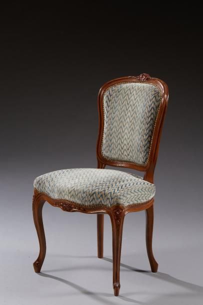 null Chaise de style Louis XV en bois naturel sculpté et mouluré de fleurettes, reposant...