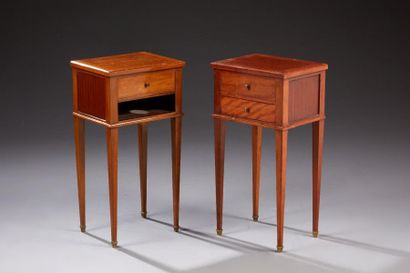 null Une paire de tables de chevets en bois teinté acajou de style Louis XVI, ouvrant...
