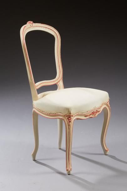null Chaise de style Louis XV en bois laqué blanc rechampi rose à décor sculpté de...
