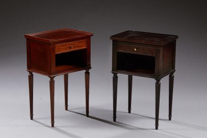 null Deux tables de chevet de style Louis XVI en bois teinté acajou ouvrant à un...