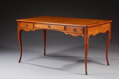 null Mailfert Amos Collection.

Un bureau plat de style Louis XV en merisier, ouvrant...