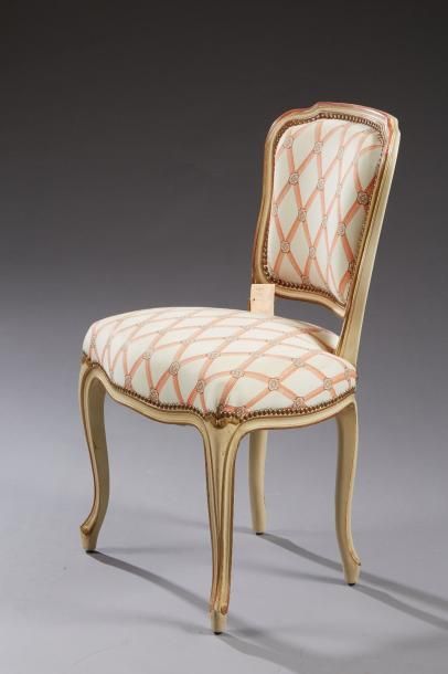 null Chaise de style Louis XV en bois laqué blanc rechampi doré à décor mouluré,...