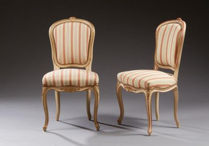 null Paire de chaises de style Louis XV en bois laqué beige rechampi rouge et doré...