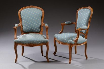 null Paire de fauteuils en cabriolet de style Louis XV en bois naturel sculpté de...