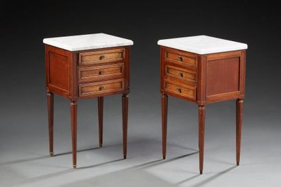 null Une paire de tables de chevet en bois naturel de style Louis XVI, ouvrant par...