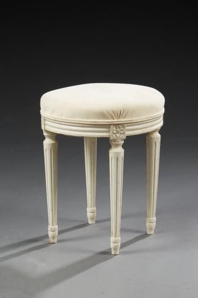 null Un tabouret de style Louis XVI en bois laqué. Garniture en alcantara blanc....