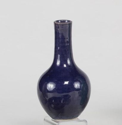 null Chine 

Vase balustre à fond bleu 

XIXe siècle. 

Haut. : 14.5 cm 

Etat :...