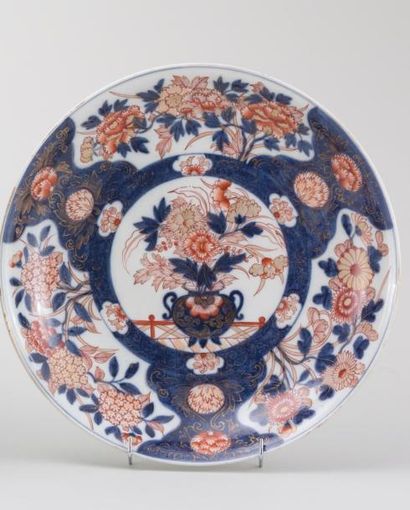 null Japon

Plat rond en porcelaine à décor Imari bleu, rouge et or au centre d'un...