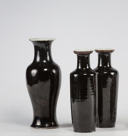 null Chine 

Deux vases balustres en porcelaine émaillée à fond noir. Marque apocryphe...
