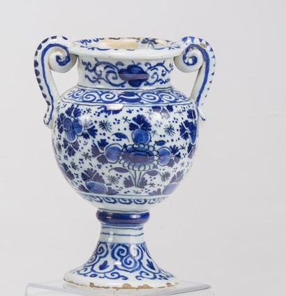 null Delft 

Vase en faïence sur piédouche à deux anses à enroulements à décor en...