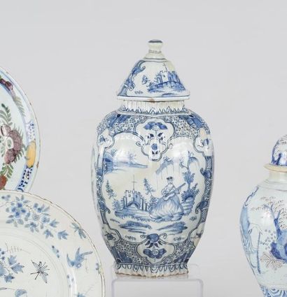 null Delft 

Vase et un couvercle en faïence à cotes à décor en camaïeu bleu de réserves...
