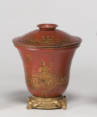 null Petit vase couvert en tôle peinte à fond rouge à décor laqué or d'une chinoise...