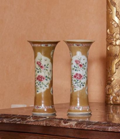 null Paire de vases cornets en porcelaine de Chine à décor dans le goût de la famille...
