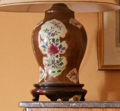 null Deux vases en porcelaine de Chine à décor polychrome, montées en lampes.

XIXe...