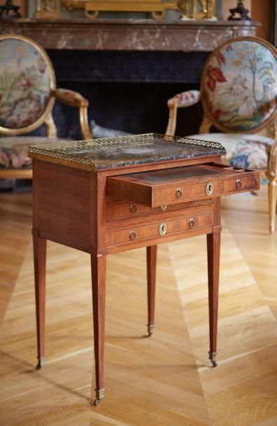 null Petite table de salon en placage de bois de rose et filets d'amarante et de...