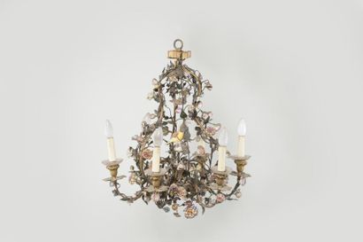 null Lustre cage fleuri à six bras de lumière en cuivre et métal doré à décor de...