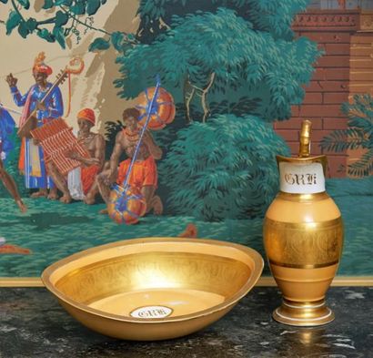 null Aiguière et sa vasque navette en porcelaine de Paris à décor doré d’une frise...