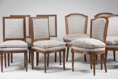 null Huit chaises en bois mouluré et sculpté de modèles différents, mais garnies...