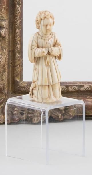 null Statuette en ivoire sculpté représentant un ange agenouillé (maque les mains...