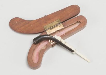null Pistolet miniature en ébène et ivoire sculpté, mécanisme mobile, dans son écrin...