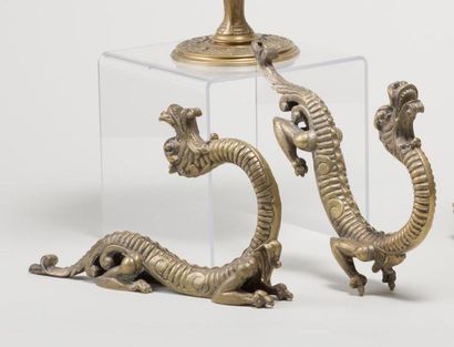 null Paire de porte-embrases chimères à têtes de dragon en bronze ciselé au narurel.

XIXe...