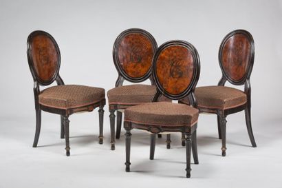 null Suite de quatre chaises en bois noirci à dossier médaillon en placage de ronce...