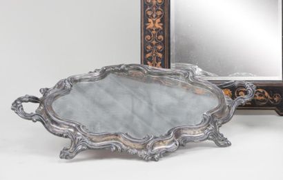 null Milieu de table en métal argenté, riche décor de style rocaille, fond miroir...
